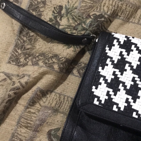 Brand New Houndstooth wrist purse - Picture 4 of 5